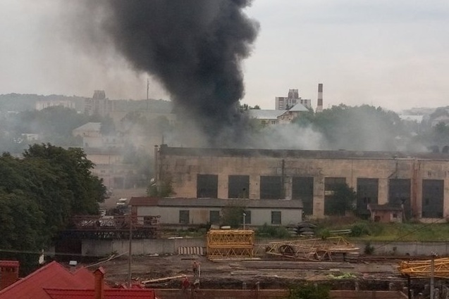 Во Львове горит инструментальный завод