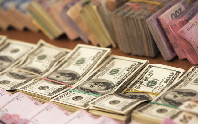 Банкиры: доллар будет дорожать из-за новых вливаний Госказначейства