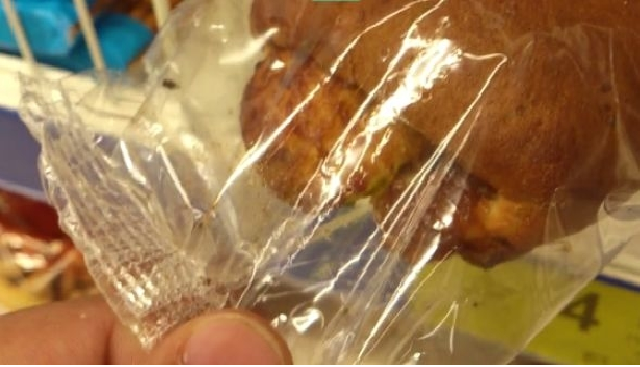 В супермаркете продают булки с "живностью"