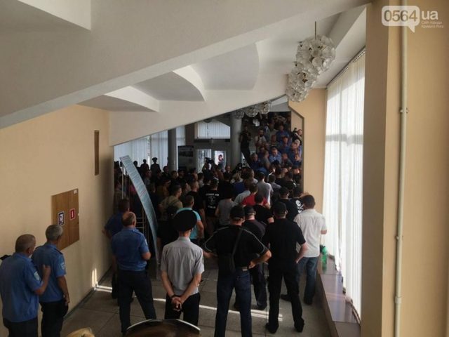 В Кривом Роге люди Вилкула устроили потасовку с АТОшниками и матерями пленных бойцов