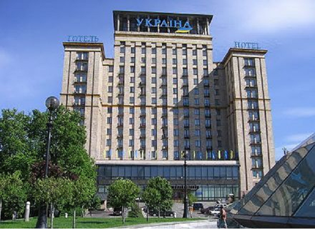 У центрі Києва “замінували” готель “Україна”