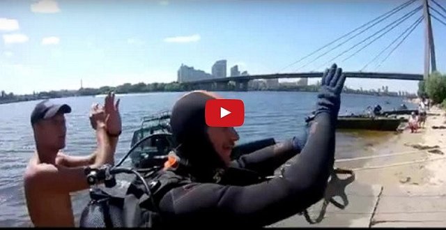 В Киеве машина съехала в Днепр