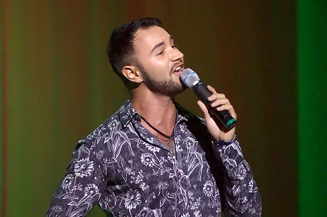 На певца легендарной группы напали с ножом