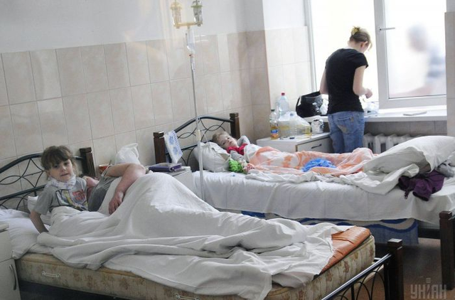 В больницу до сих пор поступают дети, отравившиеся в лагере на Львовщине