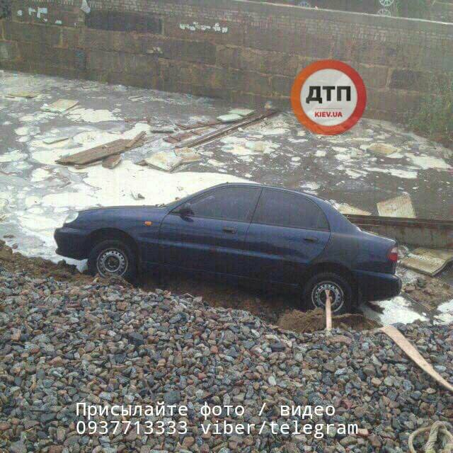 Появились подробности обвала в Киеве из-за которого под землю ушли три автомобиля