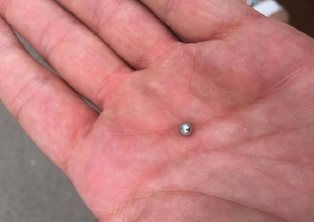 В столице неизвестные обстреливают квартиры многоэтажки