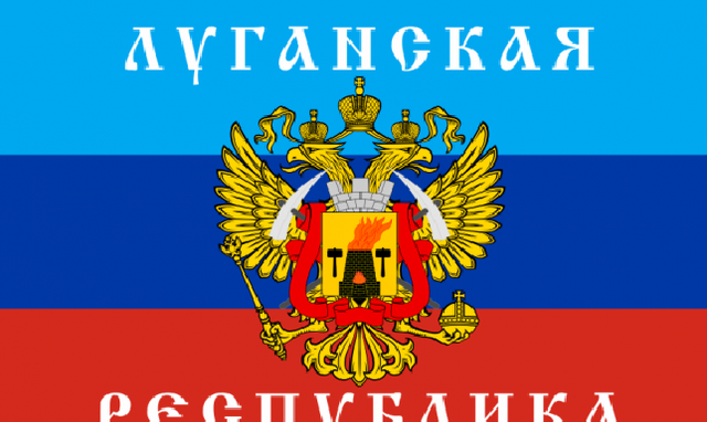 Ненависть к "русскому миру": молодежь уничтожила флаг "ЛНР" под носом у боевиков