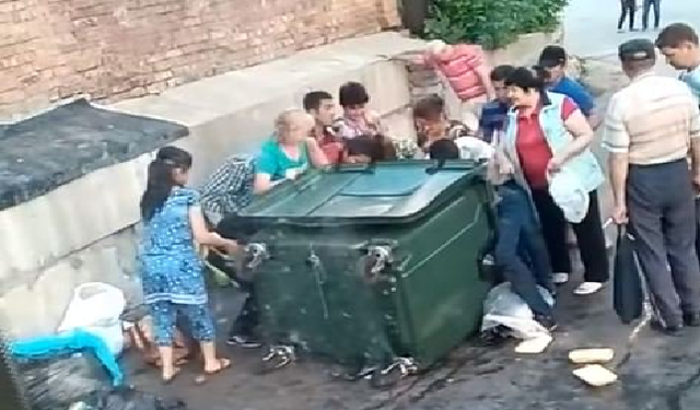 Россияне устроили давку у мусорного бака за просроченные бургеры