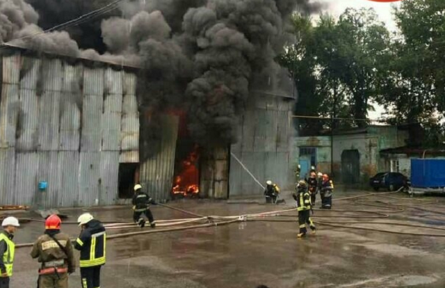 Горят склады, взрываются баллоны: в центральном районе Киева вспыхнул масштабный пожар