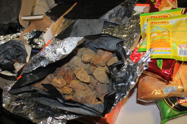 В аэропорту “Борисполь” таможенники обнаружили янтарь в конфетах