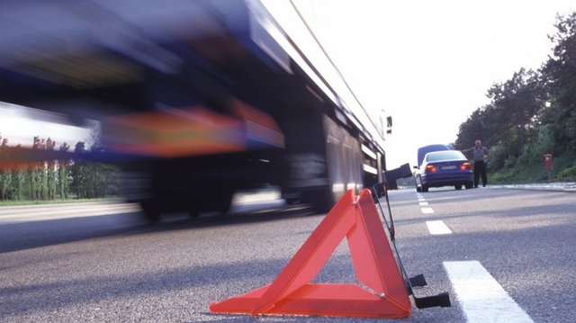 В Ровенской области автомобиль врезался в маршрутку и снес будку патрульных