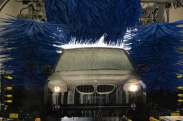 Мойщики превратили роскошное авто киевлянина в хлам