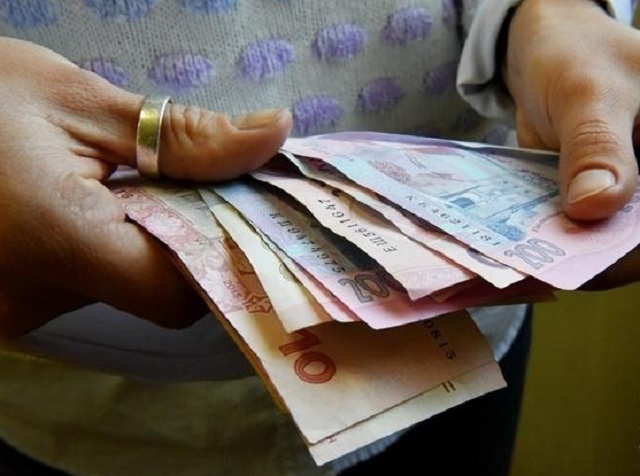 В Украине снова хотят повысить налоги: сколько каждый украинец платит в казну