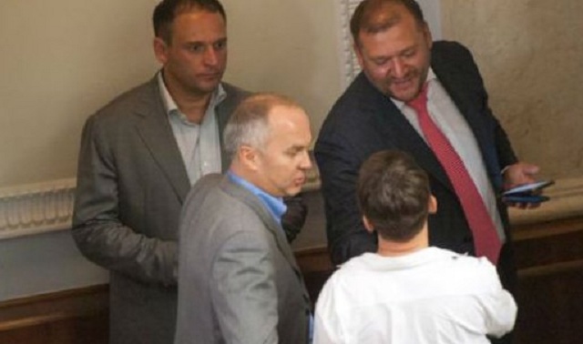 Савченко объяснила, почему обменялась рукопожатием с Добкиным в Раде