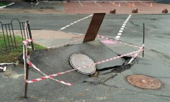 В центре Киева проломился асфальт, а под ним оказались провода под напряжением