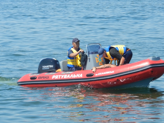 Двоих туристов унесло в море в районе острова Джарылгач