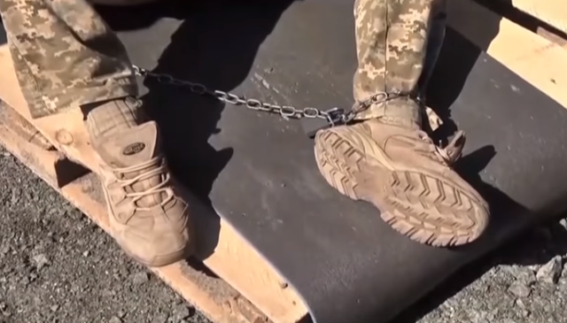 Приковали себя к столбу и объявили голодовку: Военные продолжили протест у Минобороны