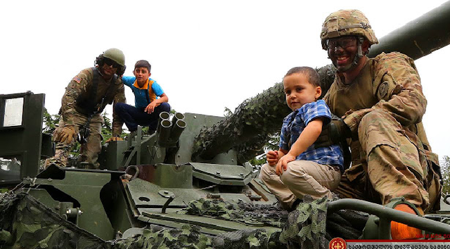 Как счастливые грузины встречали колонну американской бронетехники на своих улицах