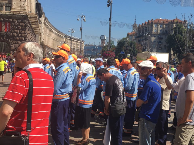 Под мэрией Киева бастуют парковщики