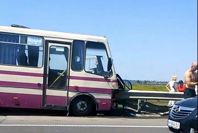 На Львовщине автобус влетел в отбойник