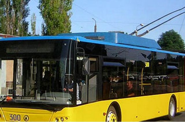 В троллейбусах «помирили» тех, кому дует, и тех, кому жарко