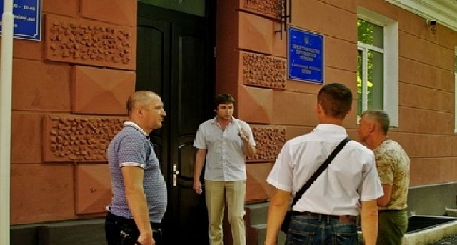 Сотрудник Представительства Президента в Крыму ведет себя неадекватно