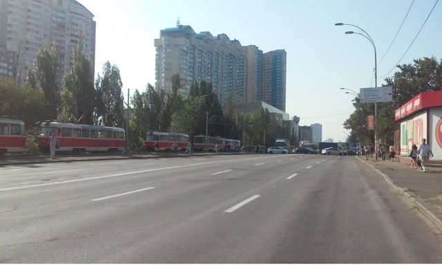 В Киеве митингующие перекрыли Харьковское шоссе