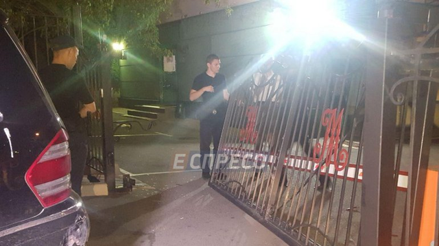 Смертельно пьяный водитель на элитном авто протаранил ворота фирмы