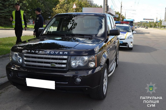 В Сумах патрульные уложили лицом на землю водителя авто с российскими номерами