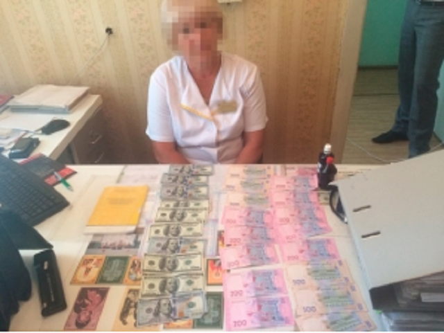 Завідувачка відділенням у Запоріжжі вимагала хабара за призначення інвалідності