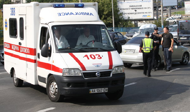 В Киеве мужчина ударил ножом прохожего за просьбу поделиться сигаретой