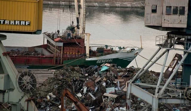 Спешно толкают по сходной цене: оккупанты массово вывозят из Крыма украинский металл