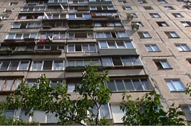 У Києві жінка на очах у дитини стрибнула з вікна