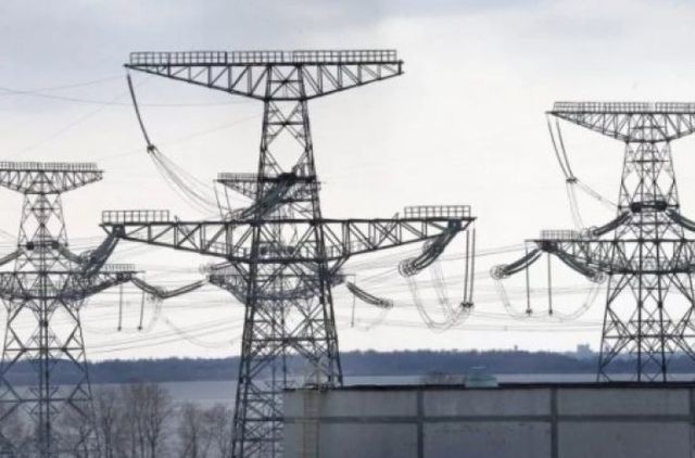 Столб линии электропередач упал на пассажирский автобус