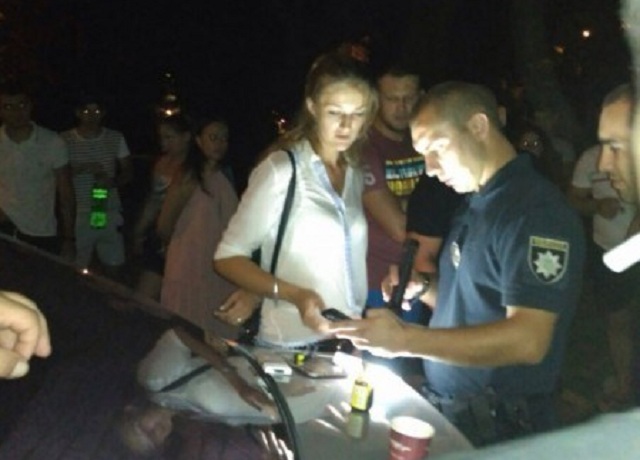 На шею накинули удавку: в Одессе четыре пассажира напали на таксиста