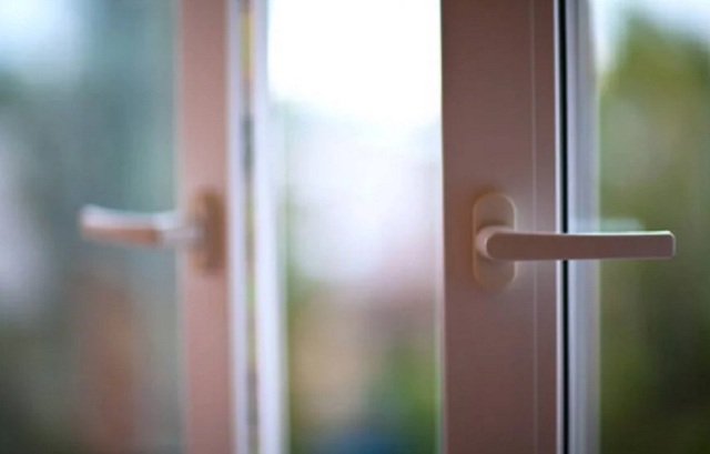 Родители еще спали: появились подробности смерти девочки, выпавшей из окна 16 этажа