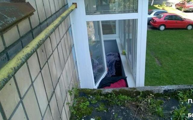 Украинка заставила пожилую мать ночевать под дверью