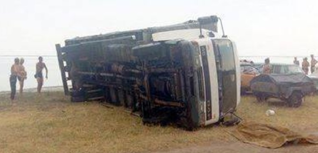 На українському курорті сильний вітер перевернув на жінку вантажівку