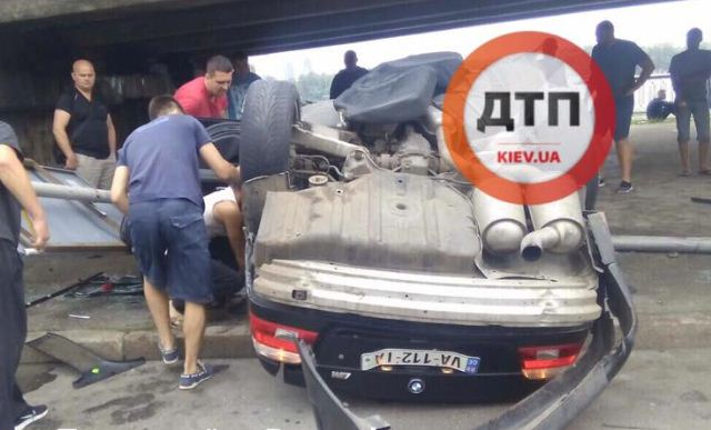 Испытывали покупку: в Киеве BMW на скорости 200 км/ч влетела в столб