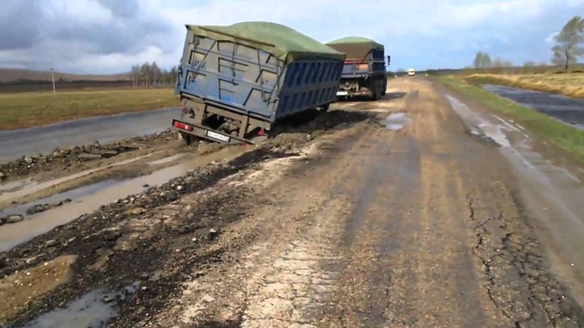 В сети появилось видео трассы Кропивницкий - Николаев без асфальта