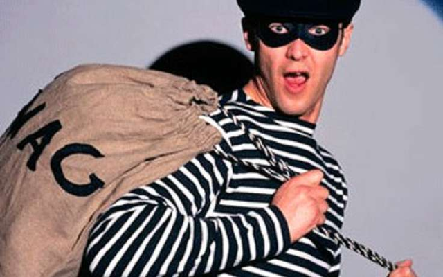 В Запорожье мужчину сняли на камеру, когда он воровал нижнее бельё