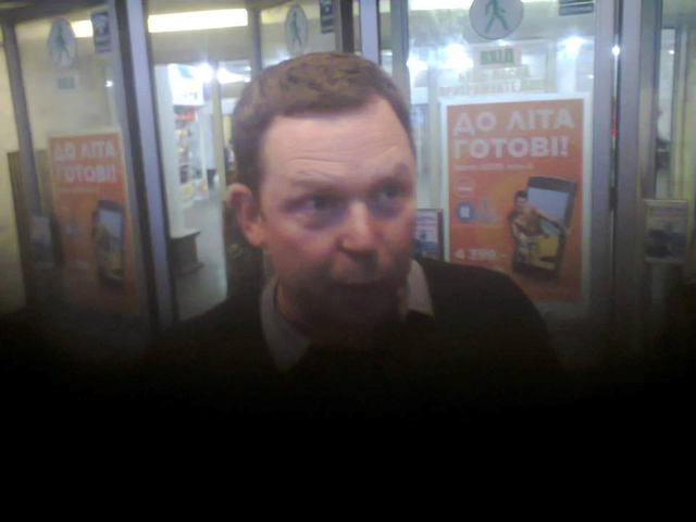 Сеть возмутил "СБУшник", напавший на пожилую женщину в Киеве