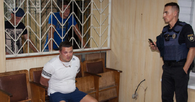 В Днепре пьяный водитель напал на полицейских