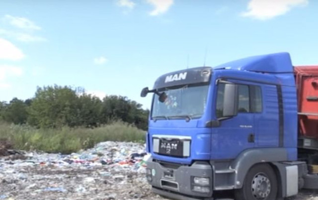 На Житомирщині селяни захопили вантажівку зі львівським сміттям