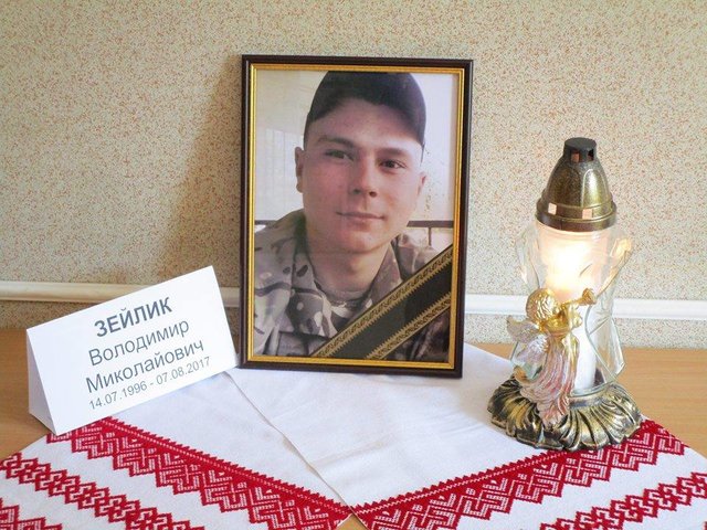 Во Львовской области на коленях встречали убитого в АТО 21-летнего бойца