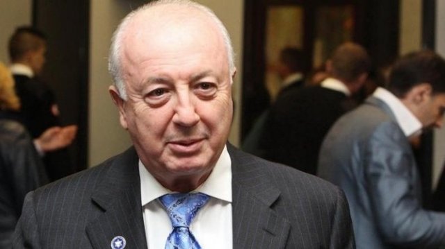    :  1+1,  Hilton   "ѳ ѳ"