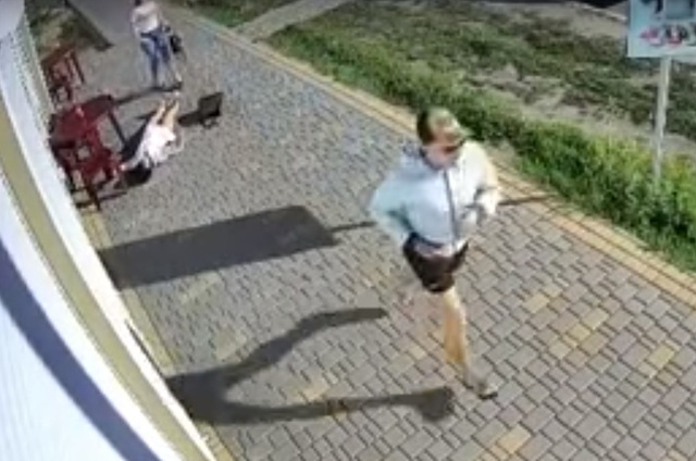 На Николаевщине мужчина посреди улицы ударил локтем девушку - она потеряла сознание