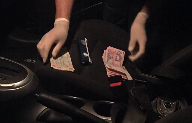 В Ужгороді затримали полісмена, який вимагав і отримав 11 тисяч хабара