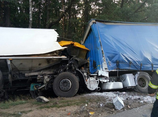 Жуткое ДТП на трассе Киев-Чоп: столкнулись две фуры, есть погибший