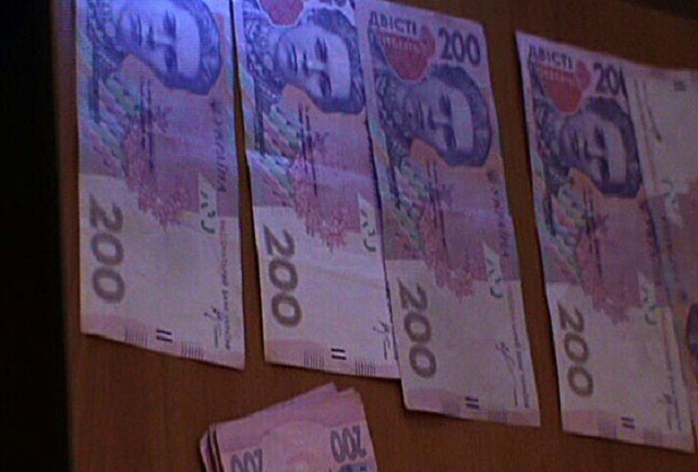 Трех полицейских задержали на взятке